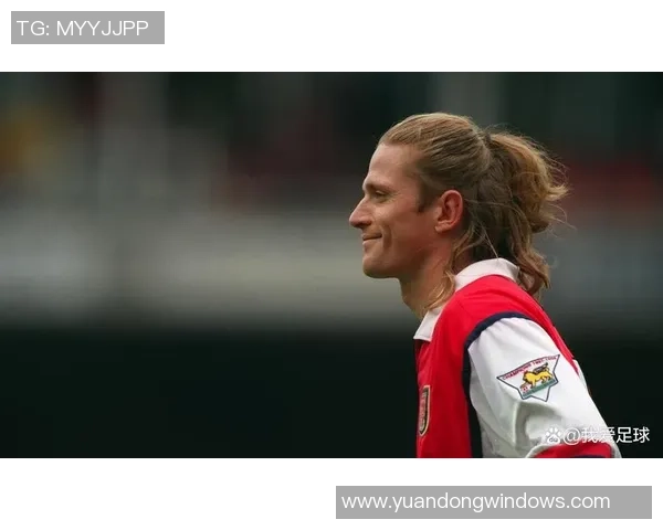 带铃铛的足球明星在绿茵场上闪耀光芒与激情的完美结合